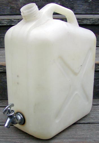 Diagonal view of a Land Rover Dormobile water bottle