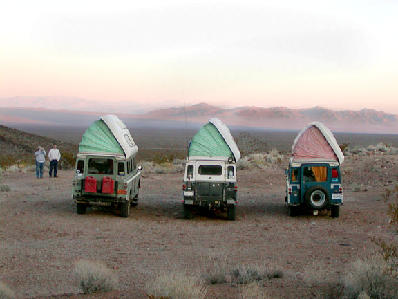 3 Land Rover Romobiles camped